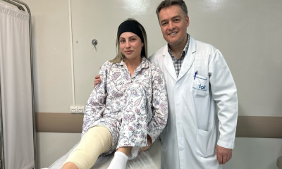 Letícia Oro Melo posa para foto ao lado de médico que operou o seu joelho