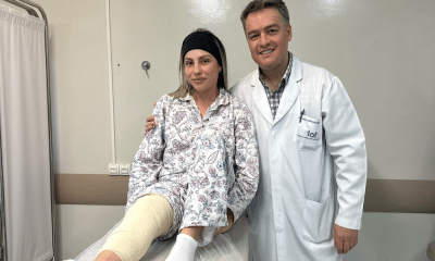 Letícia Oro Melo posa para foto ao lado de médico que operou o seu joelho