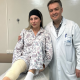 Letícia Oro Melo posa para foto ao lado de médico que operou o seu joelho