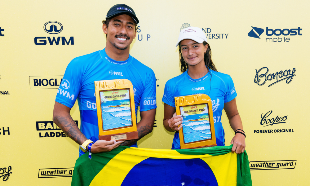Luana Silva e Samuel Pupo posam para foto com os troféus do Gold Coast Pro da Challenger Series da WSL