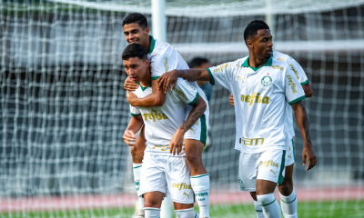 Jogadores do Palmeiras comemoram gol no Brasileiro Sub-20 de futebol masculino