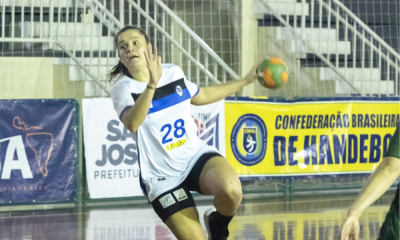 Jogadora do Pinheiros na semifinal do Sul-Centro Americano de handebol feminino