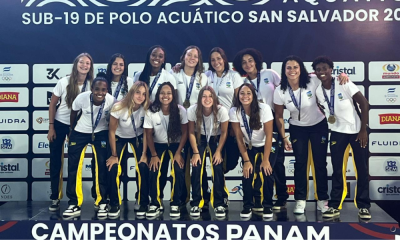 Seleção brasileira sub-19 de polo aquático pousa para foto após título do Pan-Americano