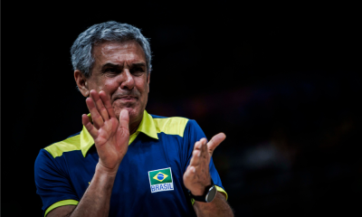 Zé Roberto Guimarães aplaudindo jogadoras da seleção brasileira