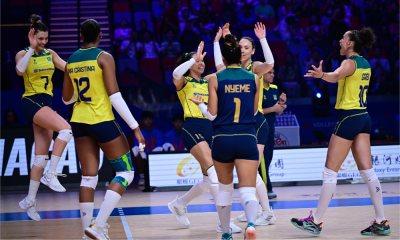 Seleção brasileira comemorando um dos pontos na vitória sobre a Itália pela VNL (Foto: Volleyball World)