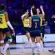 Seleção brasileira comemorando um dos pontos na vitória sobre a Itália pela VNL (Foto: Volleyball World)