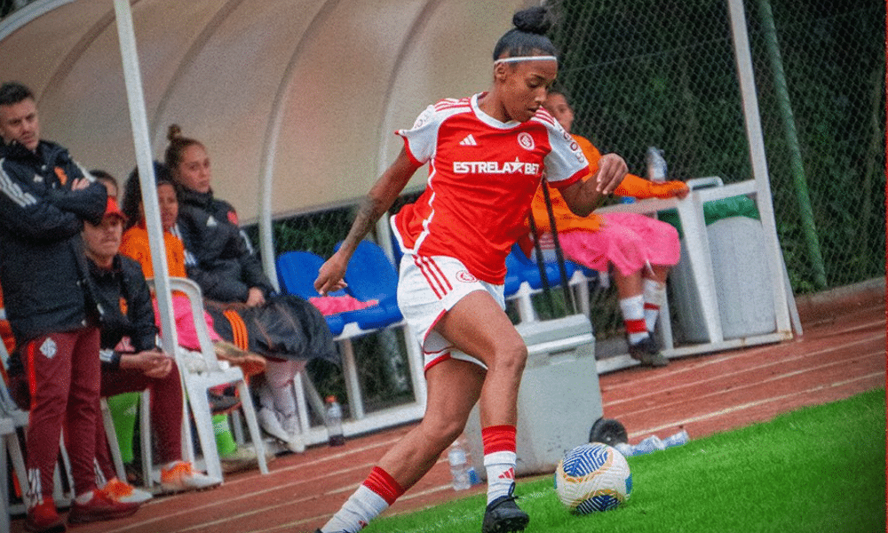 Jogadora do Internacional em partida do brasileiro sub-20 de futebol feminino. Grêmio também jogou na rodada