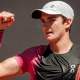 João Fonseca vibra erguendo o punho após vitória no Challenger de Surbiton, na grama