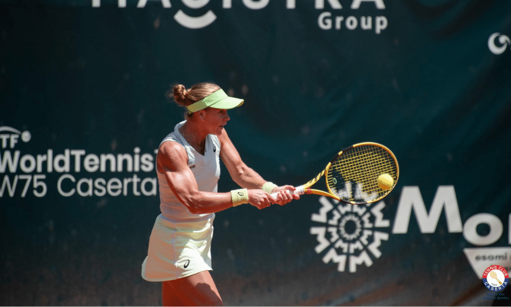 Laura Pigossi faz movimento de backhand no W75 de Caserta