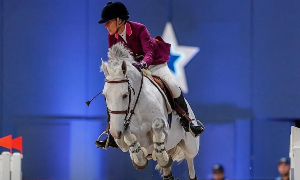 Na imagem, Luciana Diniz saltando o obstáculo com seu cavalo.