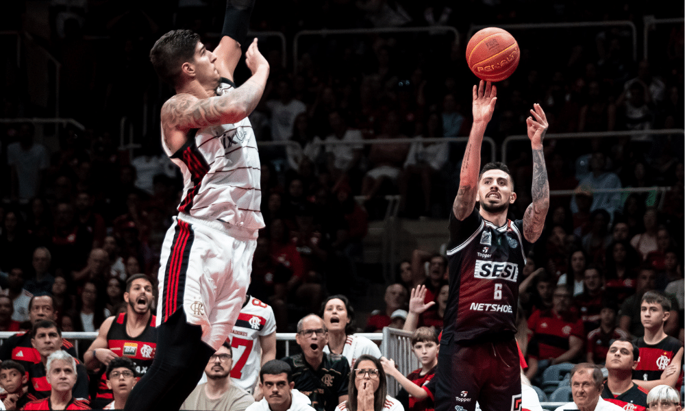 Santiago Scala, do Sesi Franca, faz arremesso contra o Flamengo na final do NBB