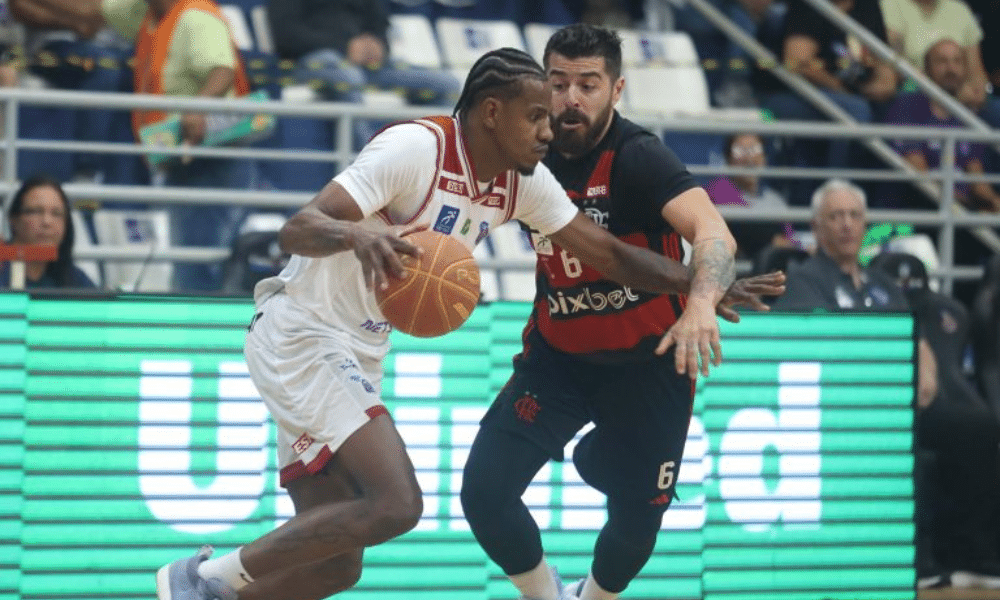 Jogadores do Sesi Franca e do Flamengo se enfrentam na final do NBB 2023/2024. Saiba onde assistir ao vivo