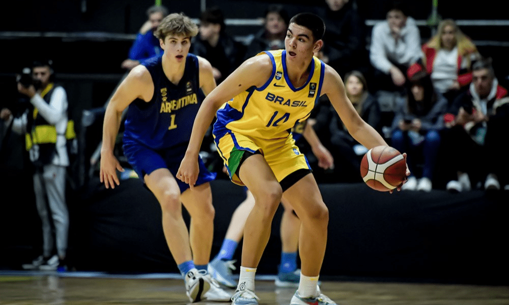 Lance do jogo entre Brasil e Argentina na Americup Sub-18 de basquete masculino