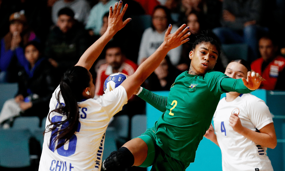 Bruna de Paula executa movimento no handebol feminino antes dos Jogos Olímpicos de Paris-2024; Babi fora