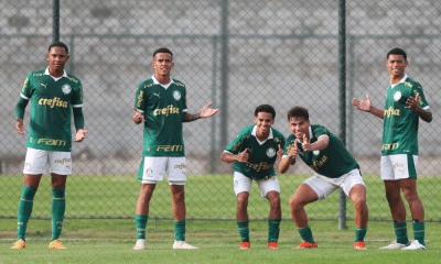 Jogadores do Palmeiras comemorando um dos gols na vitória pelo Brasileiro Sub-17 (Foto: Fabio Menotti/Palmeiras)