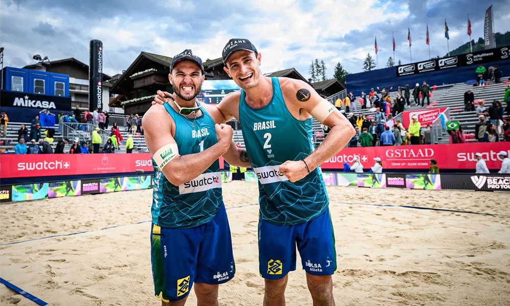 Na imagem, George e André celebrando medalha. Jogos Olímpicos, paris-2024, vôlei de praia