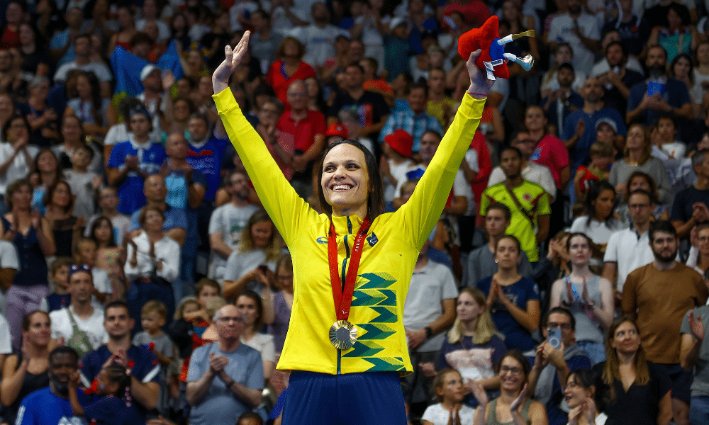 Carol Santiago com a medalha de ouro nos Jogos Paralímpicos de Paris-2024 (Foto: Silvio Avila/CPB)