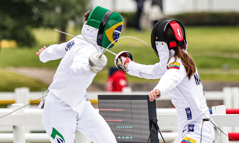 Isabela Abreu, representante do Brasil no pentatlo moderno, em ação na esgrima nos Jogos de Paris
