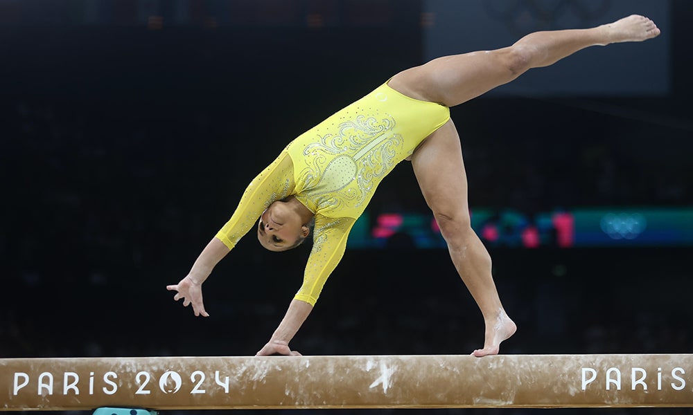 Uma das lindas imagens que Flávia Saraiva protagonizou ao competir na trave.