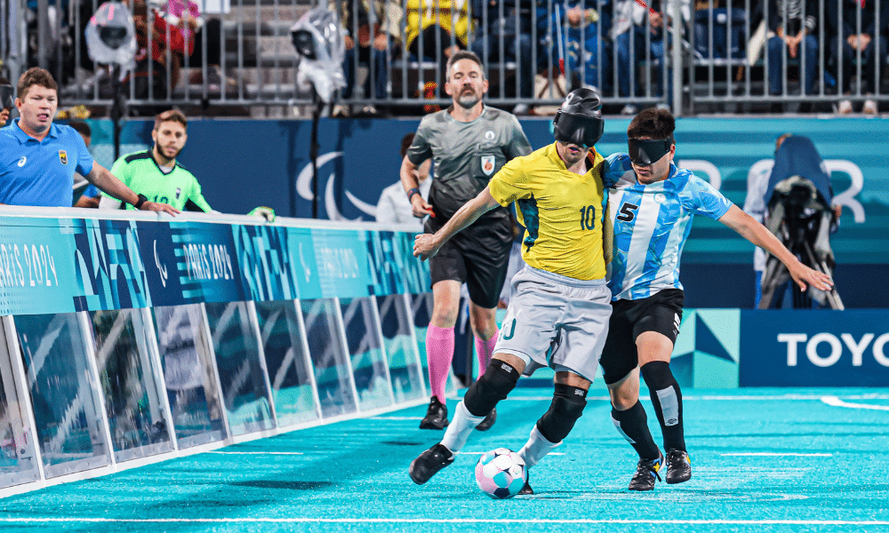 Ricardinho durante duelo entre Brasil e Argentina na semifinal do futebol de cegos em paris-2024 paralimpíada