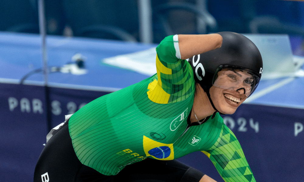 Sabrina Custódia vibra após completar a prova de resistência do paraciclismo estrada nas Paralimpíadas de Paris-2024 Mundial de Paraciclismo de Pista