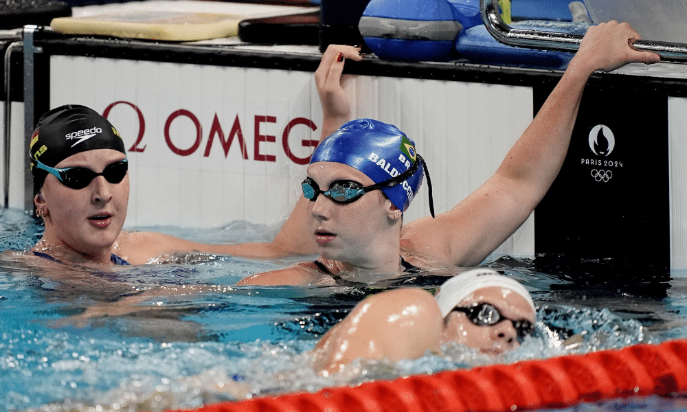 Stephanie Balduccini na piscina, com a mão na borda durante competição; ela não disputará o Mundial de Natação em Piscina Curta