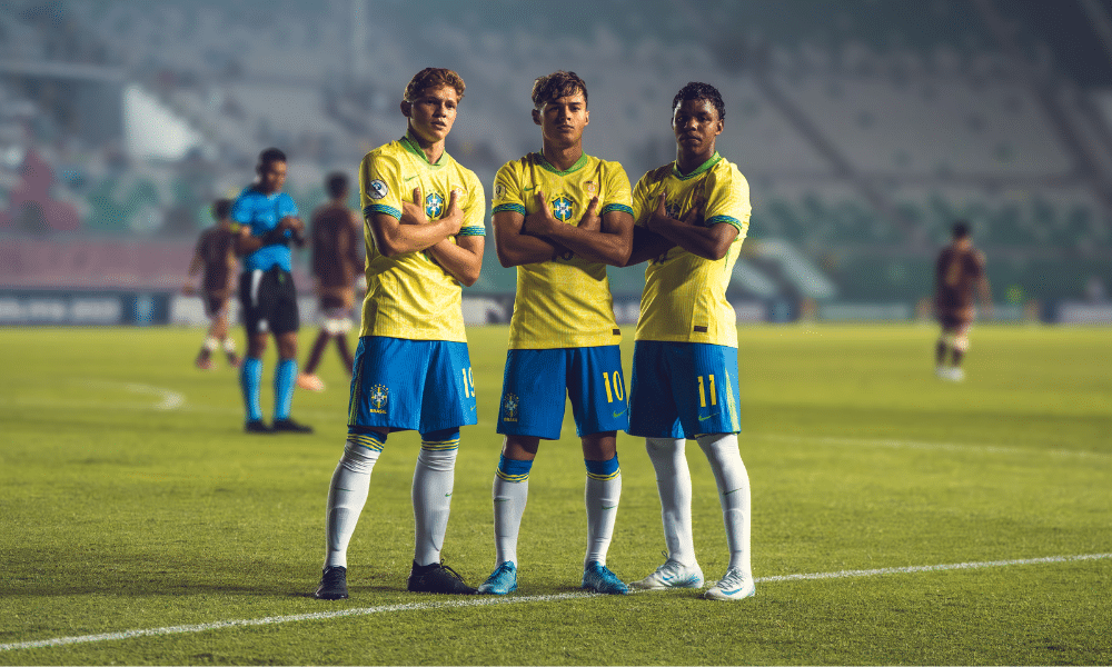 Dell, Tiago e Wesley Natã na comemoração de um dos gols do Brasil na estreia do Sul-Americano Sub-16 (Fabio Souza/CBF)