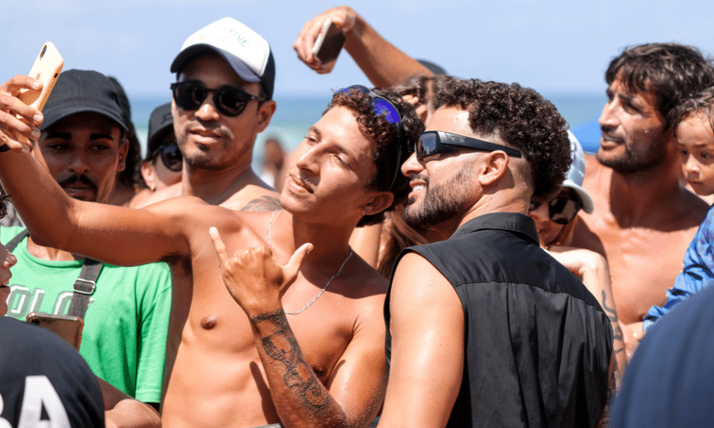 Italo Ferreira tirando foto com fã