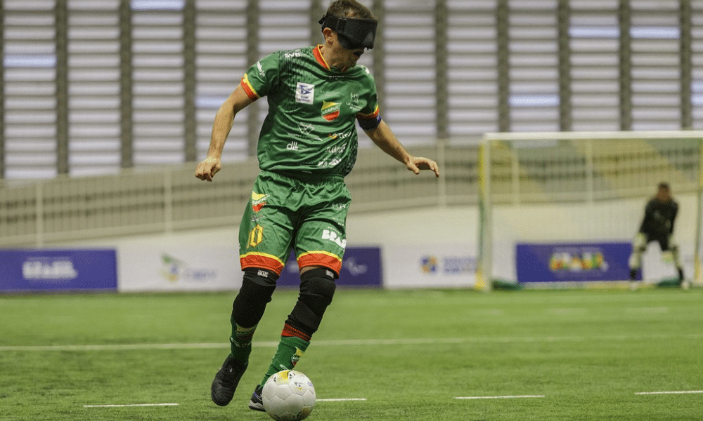 Ricardinho conduz a bola pela Agafuc em jogo do Brasileiro de futebol de cegos