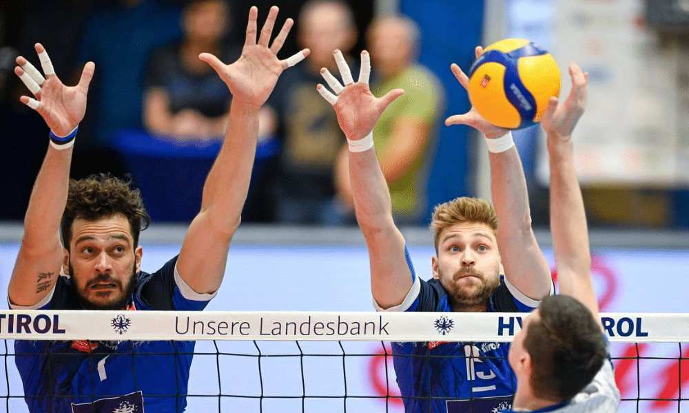 Pedro Frances bloqueia em jogo do Hypo Tirol na Champions League de vôlei masculino