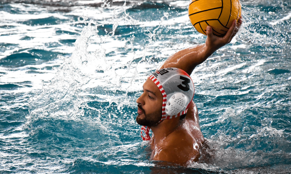 Jogador do Sesi segura a bola em jogo da Liga Nacional de Polo Aquático