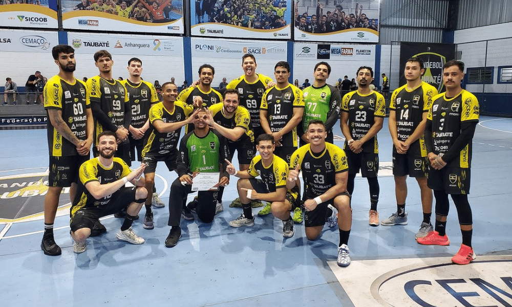 Jogadores do Handebol Taubaté celebrando vitória no Super Paulistão (Reprodução/Instagram/@handeboltaubate)