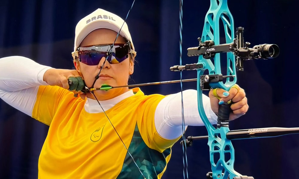 Na imagem, Jane Karla Gogel antes de um de seus disparos com o arco Mundial de Tiro com Arco paralímpico