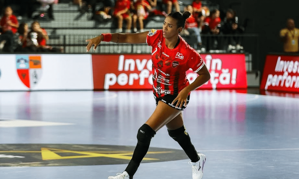 Tamires Araújo em quadra pelo Campeonato Romeno (Reprodução/Instagram/@handbal.csgloria2018.bn)