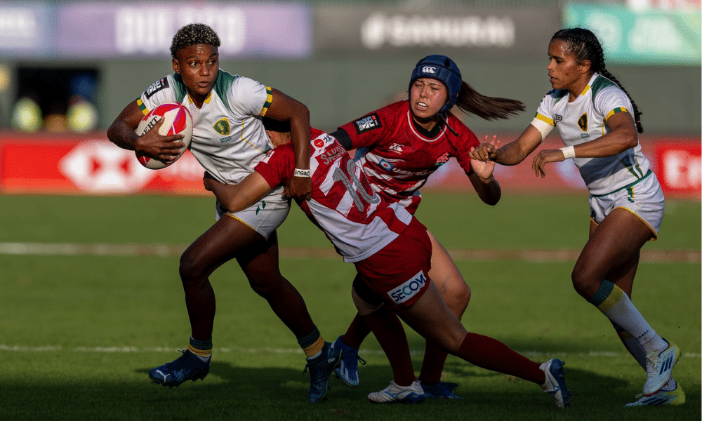 Yasmin Soares corre com a bola em jogo das Yaras no SVNS Series