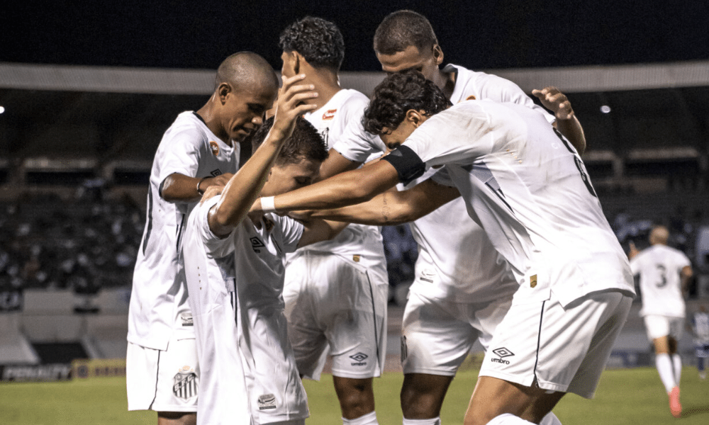 Jogadores do Santos comemorando um gol na Copinha