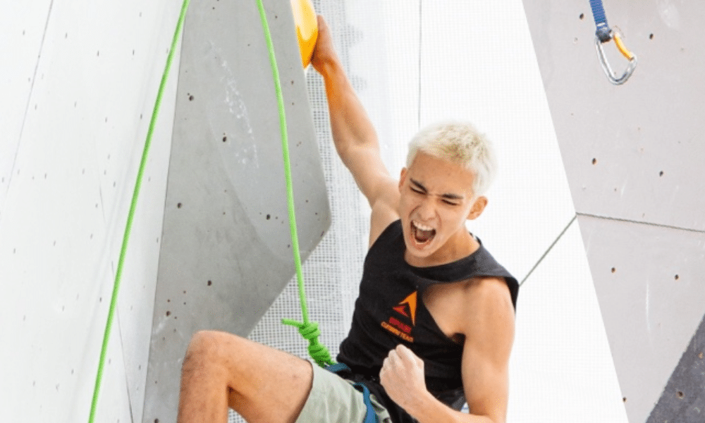 Atletas de escalada juvenil