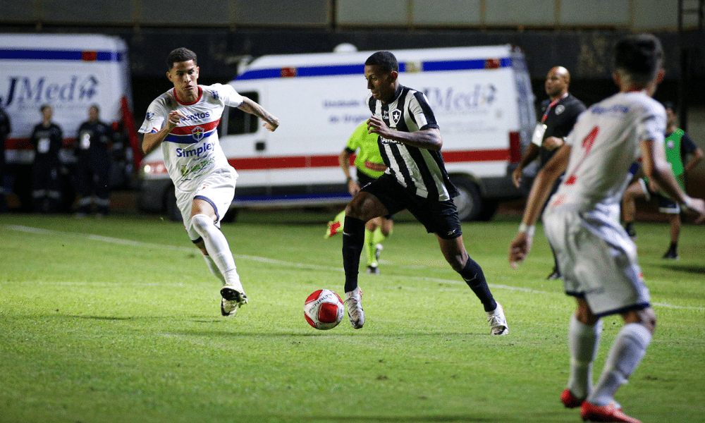 Jogador do Botafogo conduz a bola em jogo da Copinha. Cariocas enfrentam Floresta CE no domingo Copinha rodada