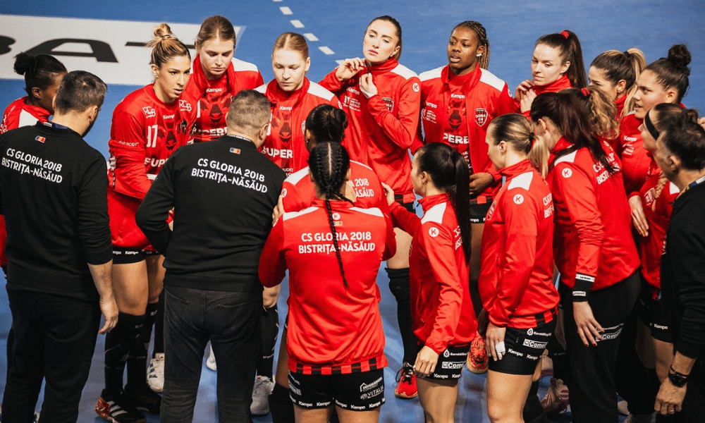 Tamires, Renata Arruda e colegas comemoram vitória do Glória na Champions League de handebol
