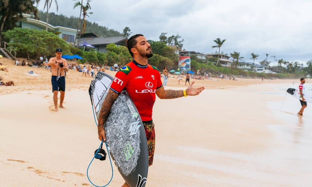 Filipe Toledo está de olho na previsão das ondas para saber quando a etapa de Pipeline da WSL vai recomeçar