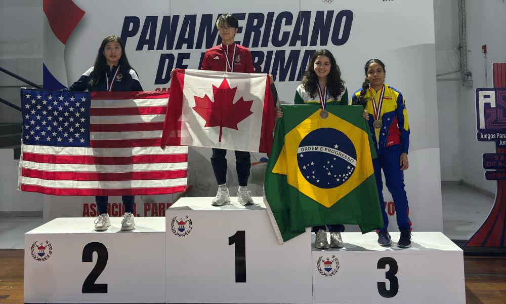 Lívia Burberry no pódio do Pan-Americano cadete e juvenil de esgrima