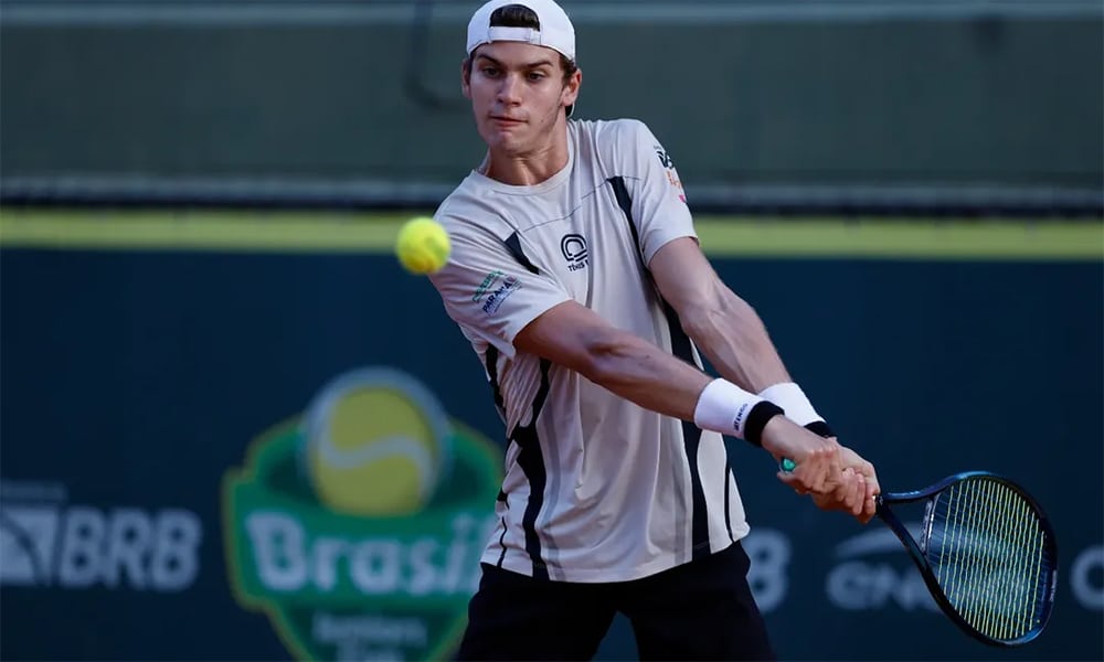 Na imagem, João Pedro Bonini rebatendo a bolinha com seu backhand.