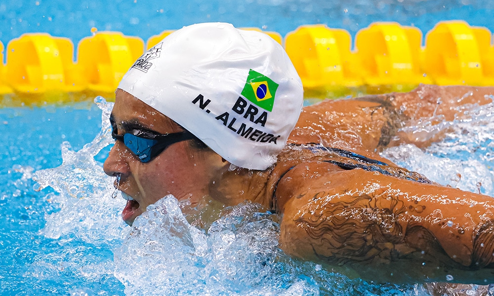 Na imagem, Nathalia Almeida durante o nado borboleta etapa de Westmont da Copa do Mundo de natação