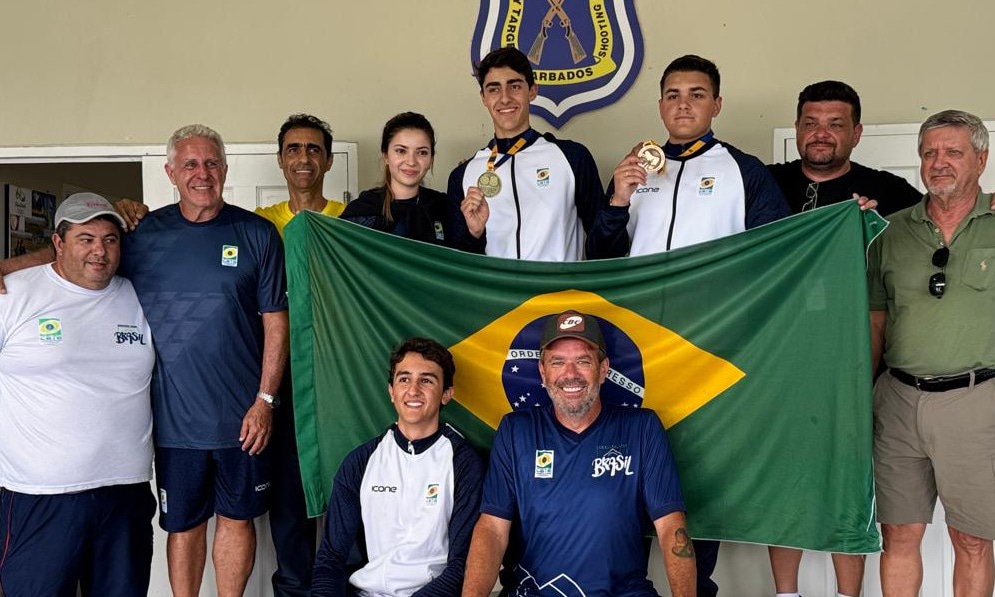 Na imagem, integrantes de comissão e atletas do Brasil comemorando os resultados no Campeonato das Américas Júnior de Tiro ao Prato.