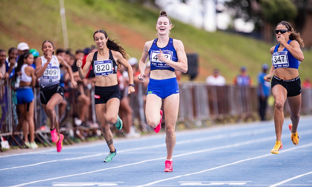 Na imagem, Daniela Campigotto já sorrindo, sabendo que venceria a prova dos 200m.