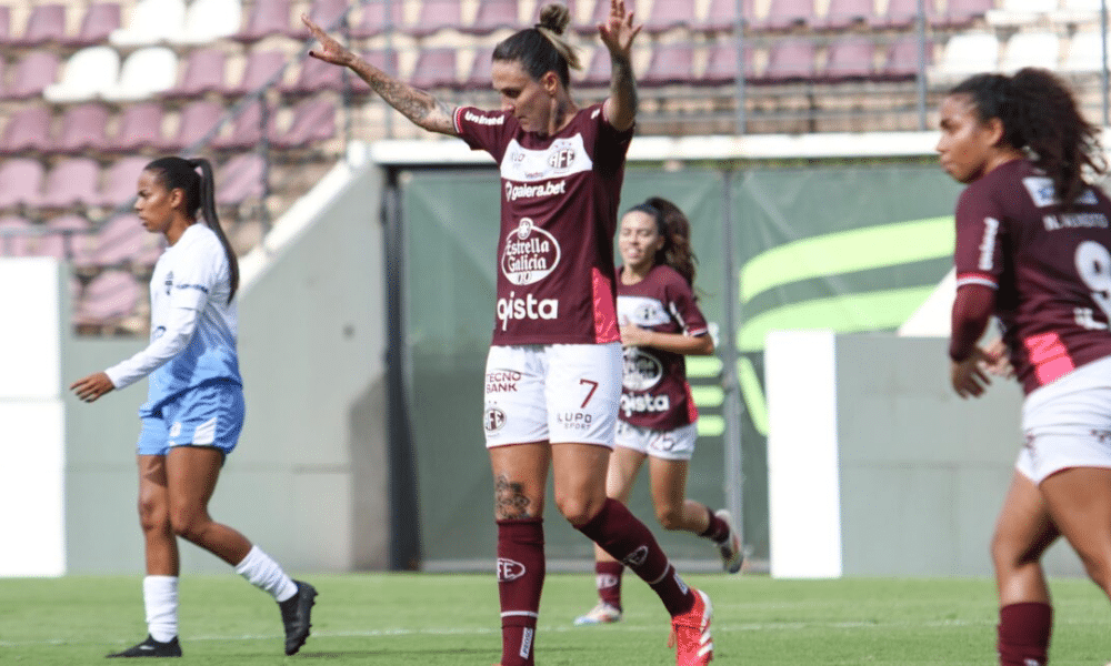 Time da Ferroviária comemorando um gol