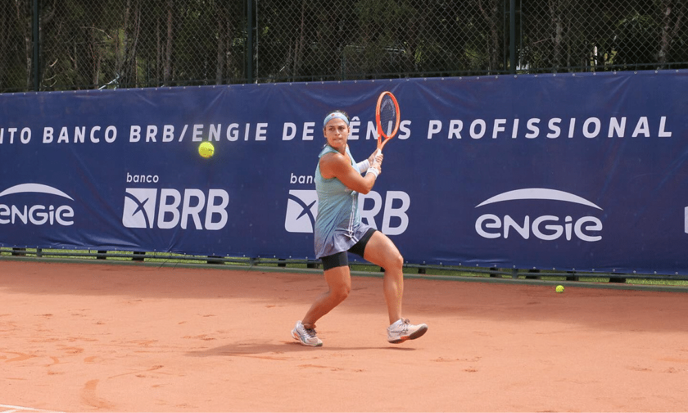 Carol Meligeni Alves em partida do ITF W35 de Leme