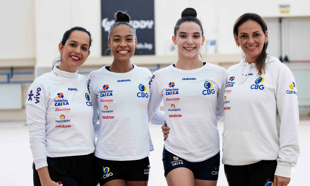 Jojô Santos e Maria Alexandre posam para foto com suas treinadoras na Copa do Mundo de Sófia