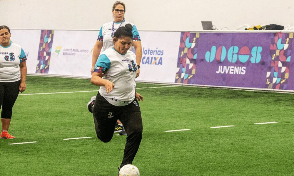 Jogadoras durante partida de futebol de cegas no CT Paralímpico | Foto: Taba Benedicto/ CBDV