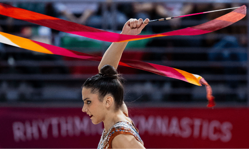 Maria Alexandre se apresenta com a fita na Copa do Mundo de ginástica rítmica em Sófia na Bulgária